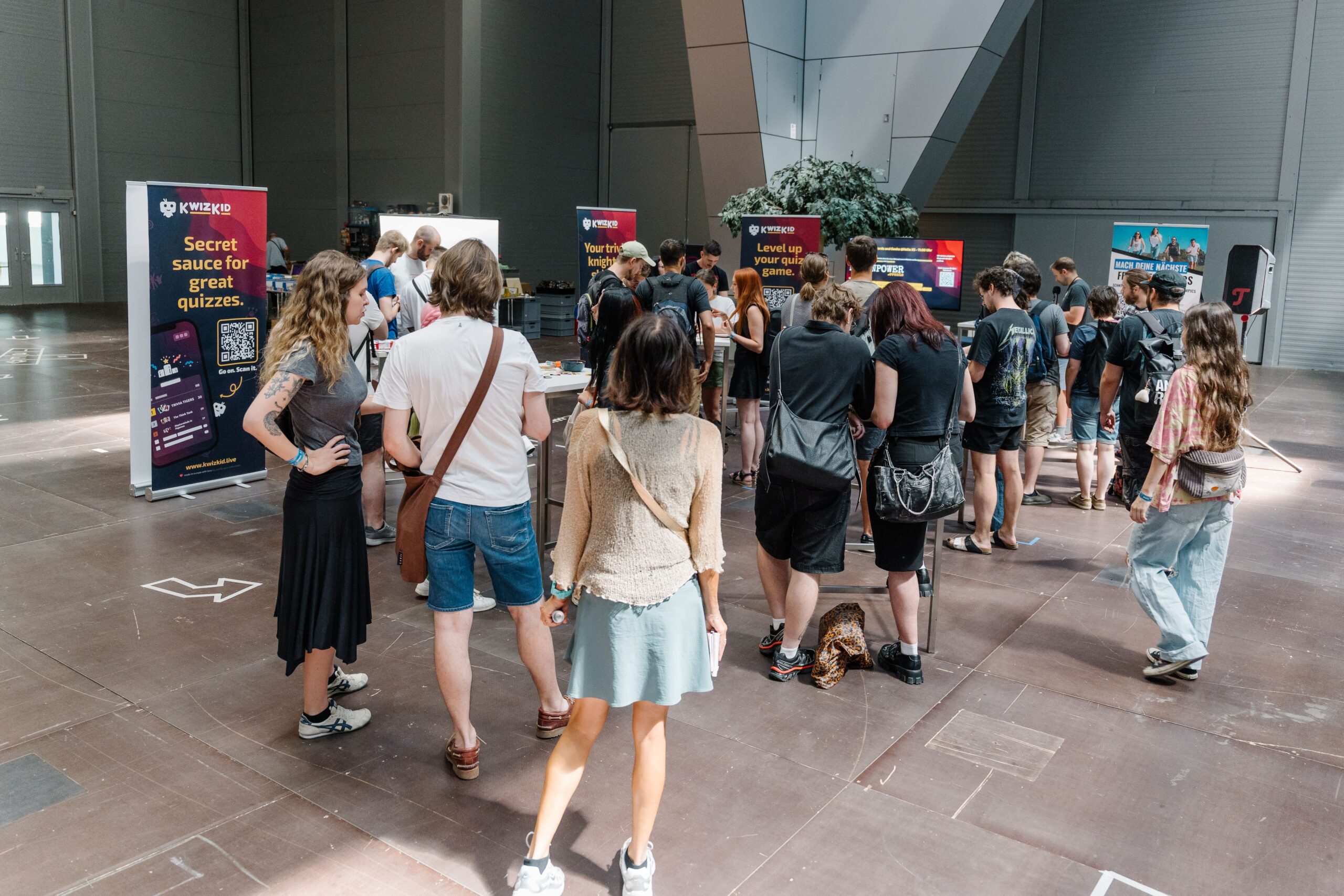 kwizkid-Spielefest-48 Besucher:innen am kwizkid Quiz-Stand beim Spielefest Wien