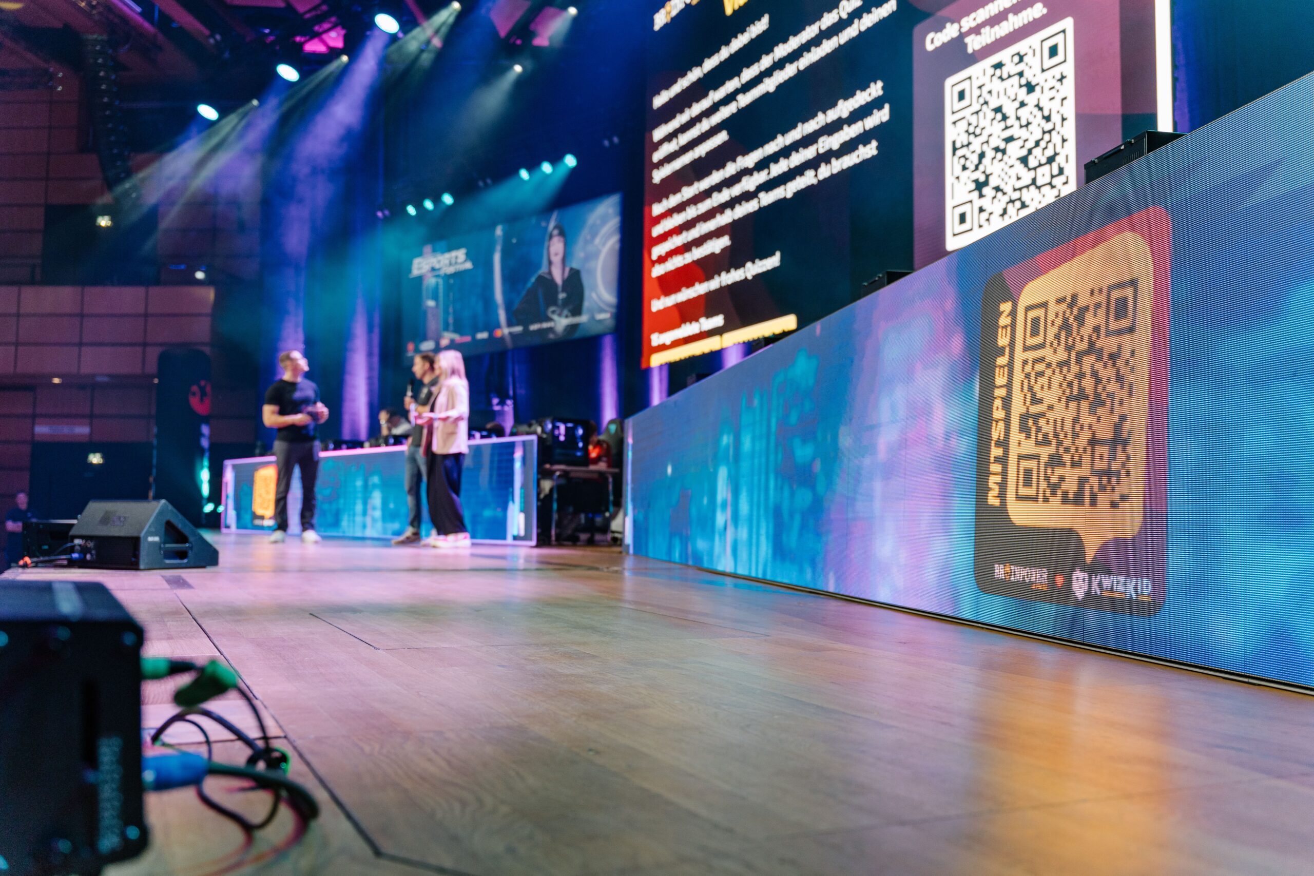 kwizkid-Spielefest-63 Teilnehmerin spielt Quiz per Smartphone mit